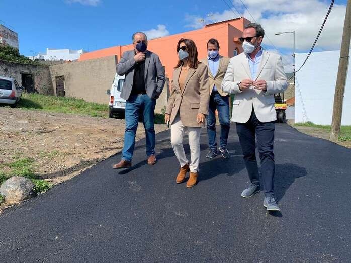 La alcaldesa Carmen Hernández y los ediles Juan Martel y Eloy Santana supervisan los trabajos/TA.